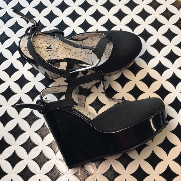 Kling Shoes - Black Wedges